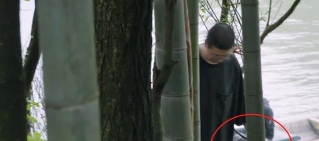 張藝興|搬樹苗也要找人幫黑衣大伯出現在李誕身后,網友真當觀眾們瞎