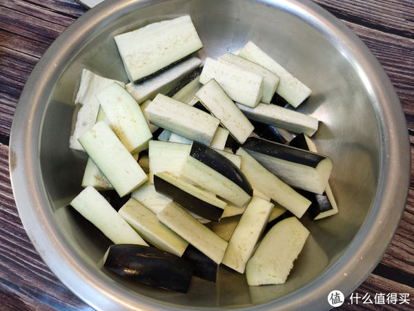 炒茄子,有人焯水,有人直接炒,大厨教你正确做法,不吸油更入味