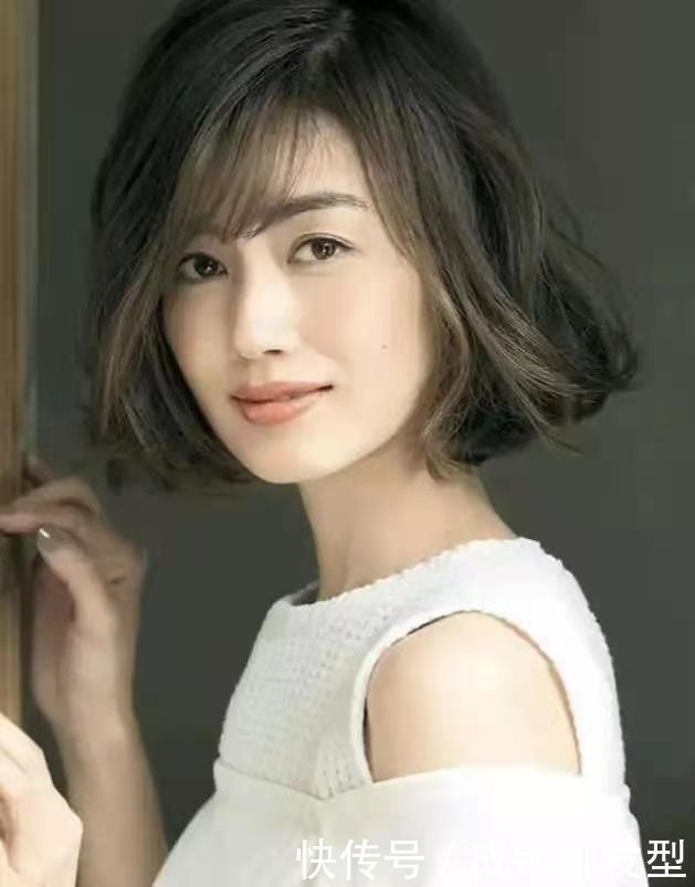 50岁女人最好放弃黑长直吧!这几位漂亮大妈精致短发,优雅又减龄
