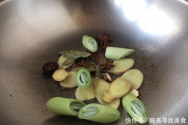 蘑菇|东北八大炖之一小鸡炖蘑菇,肉质鲜嫩,汤汁浓厚鲜美,好吃到晕