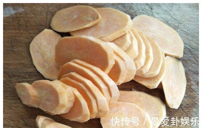面团|多吃红薯好处多，一个红薯，一碗面粉，简单一做，比蛋糕还香