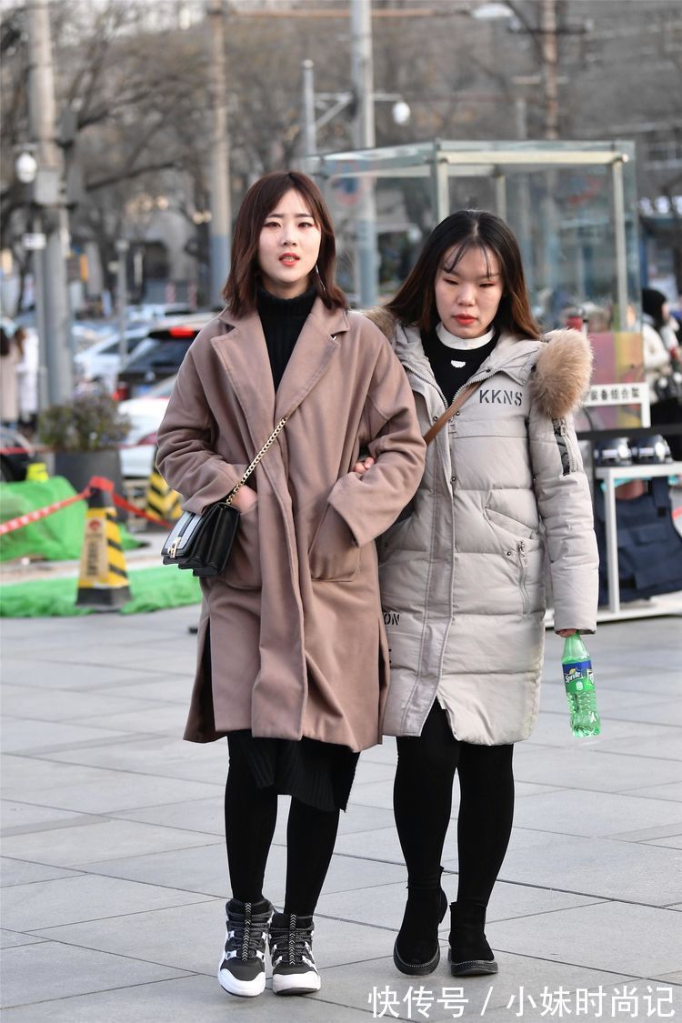 身材 街拍:宽松款式的蓝色羽绒服,被小姐姐高挑身材衬托的非常漂亮!