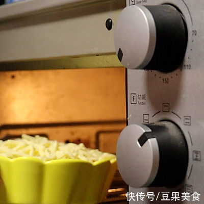 披萨|#一口新年味，全家享佳味#会拉丝的芝士焗饭，好吃到舔盘