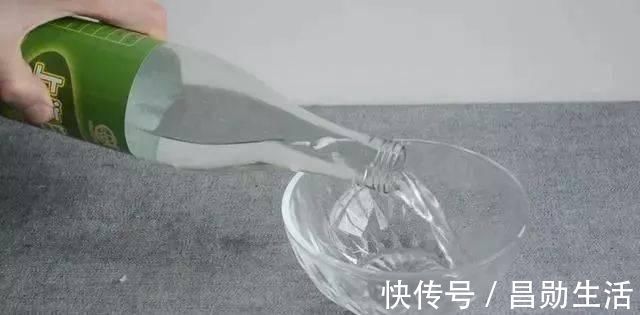 小苏打|教大家几个拖地小妙招，地板干净锃亮，半个月不拖也不落灰