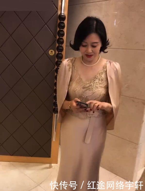 “最美婆婆”抢走新娘风头，金色的连衣裙和一条披肩，优雅端庄