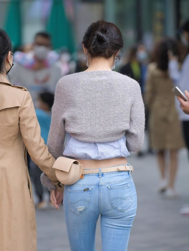 路人街拍,小姐姐搭配瑜伽裤,妙曼好身姿让人心动