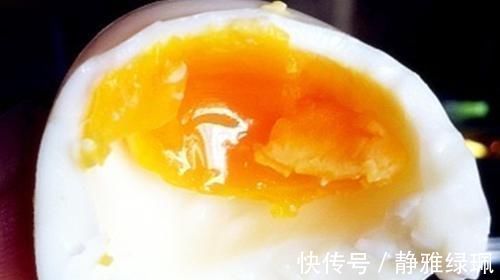 煮鸡蛋可不能只用清水多加这1步,蛋壳一碰就掉,更嫩更营养