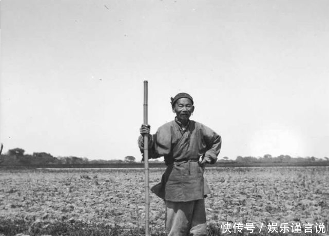 彩票|老照片:路边小吃摊,笑看百态;秤杆售卖处,还卖彩票!