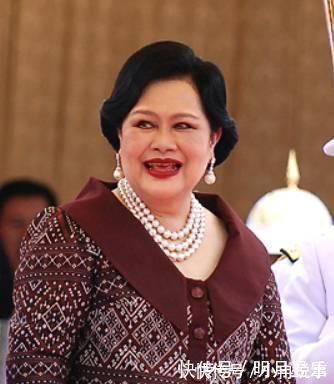 苏提达王后@泰国太后年轻时靠粉宝石撑场面如今瘫痪多年,脸庞怎么变这么黑