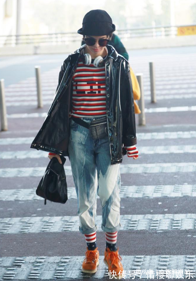 卫衣|36岁郁可唯太潮了,穿羊羔毛外套内搭紫色卫衣,街头风帅气满分