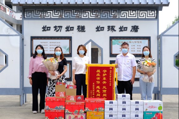 扬州市广陵区：鲜花与掌声 送给错过暑假的教师志愿者