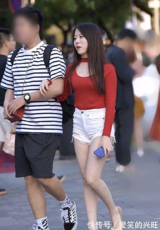 小姐姐|美女穿搭:姐姐这样穿太迷人,修身上衣搭配热裤,减龄舒适有魅力