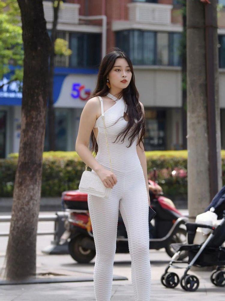 搭配|健美裤被“低估”了，用另类的穿法，展现了身材曼妙的一面