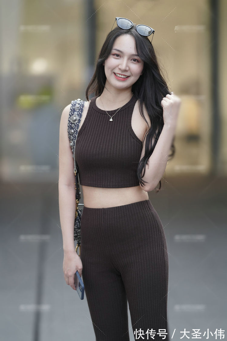 女生 美女街拍:爱穿搭的女生,追求的风格也是多种多样,但效果却很不错
