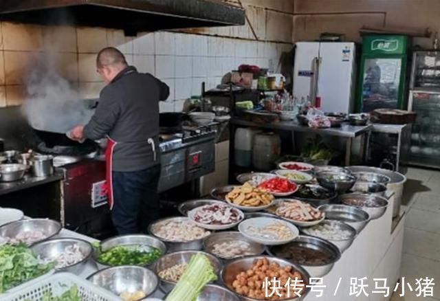 父女|父女俩到餐厅吃饭，到餐厅点了两道菜，老板听后偷偷到后厨报警