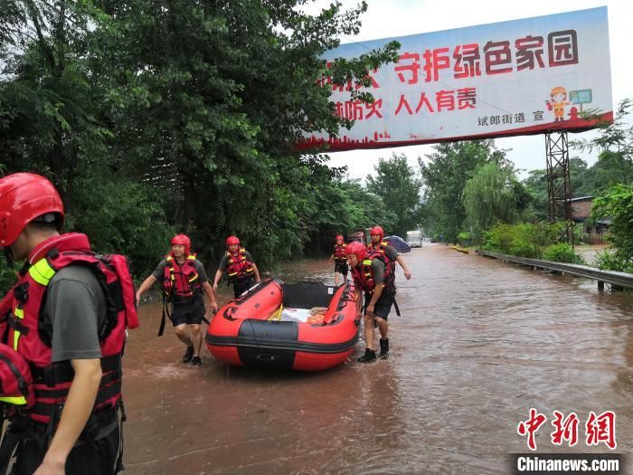 橡皮艇|四川达州强降雨致洪涝灾害：救援人员救出被困民众