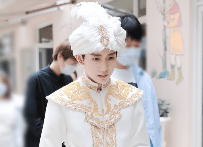 养眼|《奇异剧本鲨》路透:魏大勋异域造型养眼,王源是“在逃王子”吧