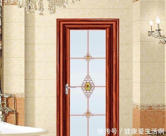 卫生间|卫生间万万别装平开门，现在流行装这种门代替，懊悔没早知道！