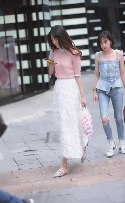 美女脚上穿着一双气质的高跟凉鞋，走路的姿态显得更加的迷人