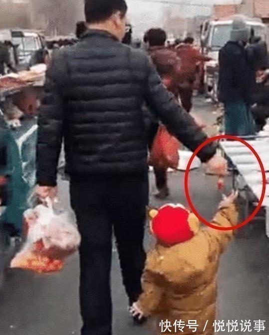 孩子|女儿逛街要抱抱,“懒爸”的做法让人笑喷了,网友:绝对亲生的