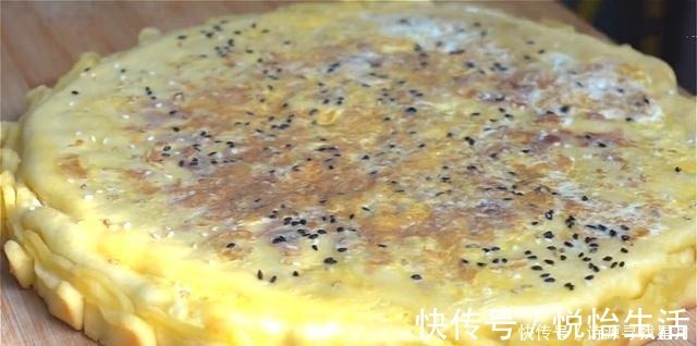 玉米面这样做真好吃,一擀一煎,5分钟出锅,连吃一个月都不腻