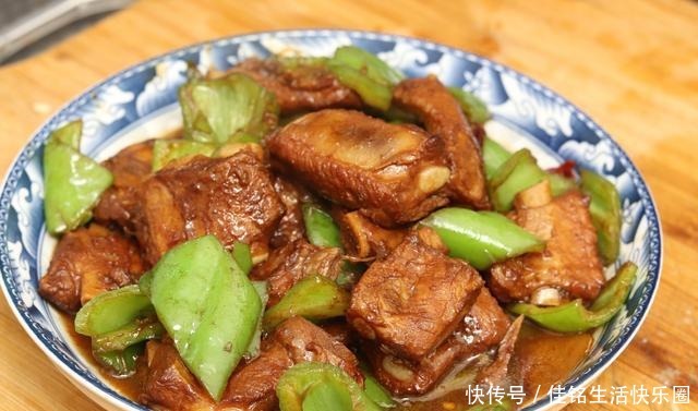 红烧|做红烧排骨时,直接焯水就错了,很多人不注意,排骨腥味重口感差