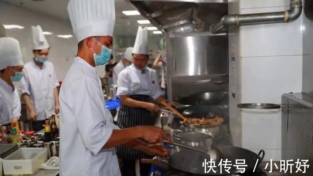 厨师|星级饭店后厨为何炒菜时水龙头一直要开着,看完后:真是涨知识了