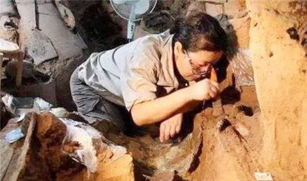 盗墓者精准盗墓,随葬品一件不剩,考古人员抬头一看墓顶,激动了
