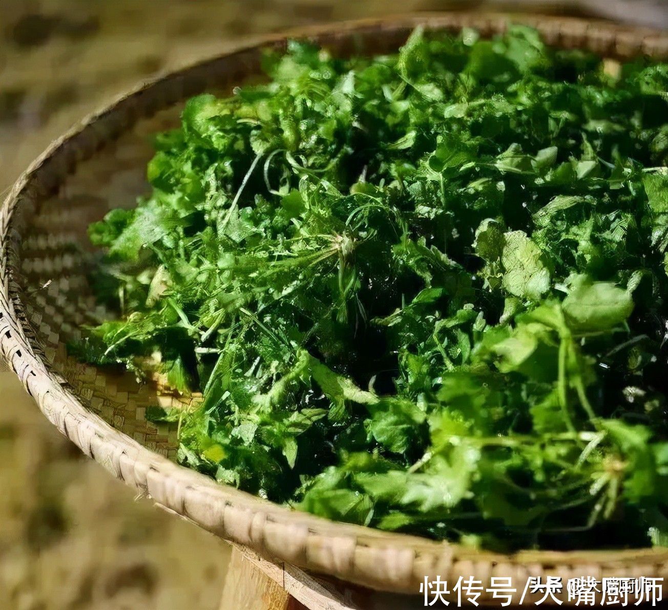 饺子|它是野菜之王，营养高味道鲜，剁碎后包饺子真香，冬天不吃可惜了