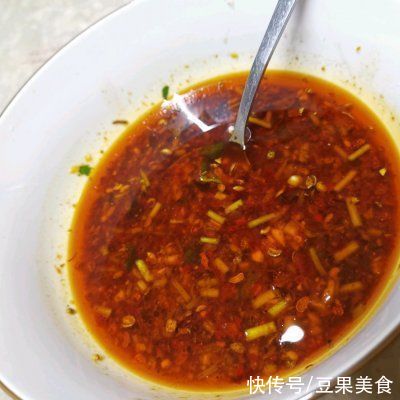 我经常做红油口水鸡，家人都爱吃，婆婆夸我聪明又贤惠