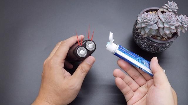 牙膏涂抹在菜刀上，作用太棒了，可惜今天才学到，回家试一试