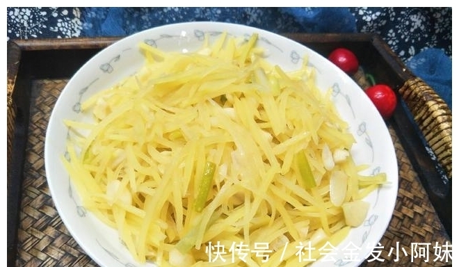 一个勺子|炒土豆丝时,放醋方法有讲究,教你1招,土豆丝酸香不呛口