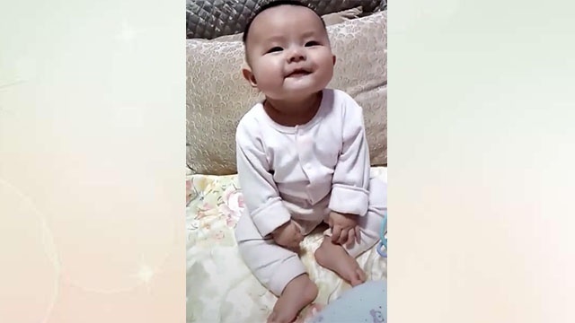 舌头|宝宝坐在沙发上,伸舌头逗妈妈,网友:五个月就会坐了?