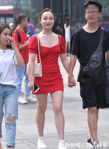 小蛮腰|艳红色的短款裙，优雅又能穿出清凉感，还能个人带来青春洋溢的气质