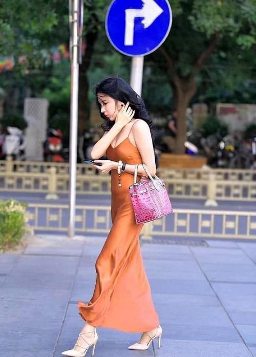 连衣裙 贴身提臀的连衣裙，才能造型美感进阶，裁剪独特