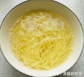 搅拌均匀|酸辣土豆丝,关键竟是一碗水,很多人都忽略了,难怪做出来不好吃