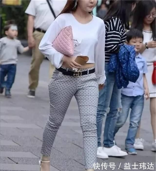 街拍|街拍美女小姐姐的清爽穿搭，展现出了灵动迷人的典雅气质
