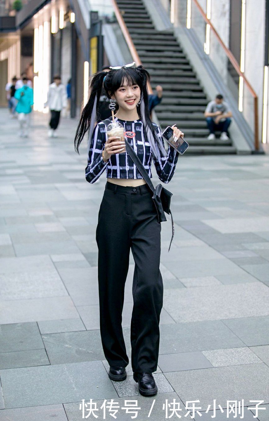 时尚界刮起一波清新慵懒风，阔腿裤裤管越宽，穿着就越时髦