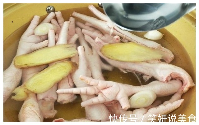 大厨教你做酸辣鸡爪，下饭特开胃，越吃越想吃，比吃肉还香！