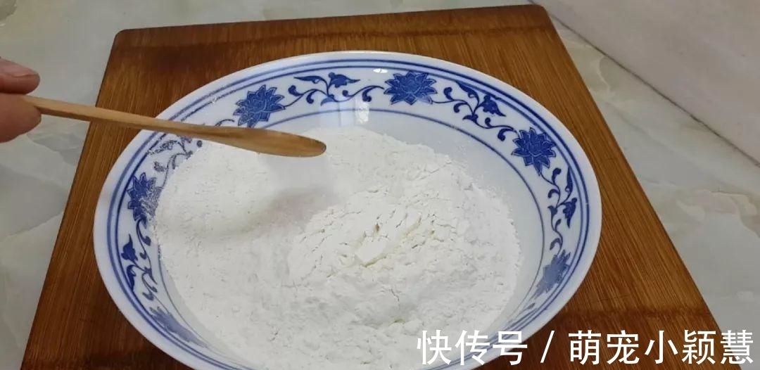 茴香|1斤面粉，2个鸡蛋，筷子搅一下，教你做创意小油条，比麻花好吃十几倍