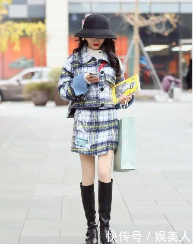 街拍黑色紧身上衣+黑色百褶裙+高筒靴,青春亮丽,美感十足