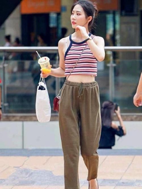 小姐姐|街拍小姐姐蓝色吊带连衣裙,还有着白色的装饰,简约中透着大气