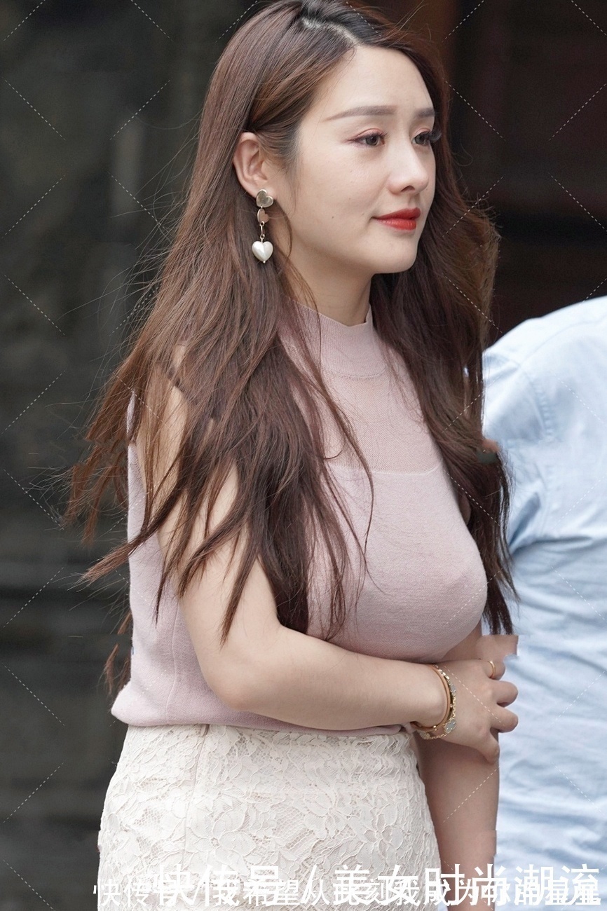 上衣 无袖上衣搭配蕾丝半身裙,丝滑不油腻,下辈子还能够遇见!