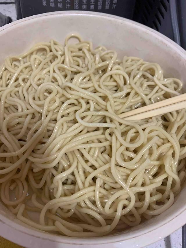 适量|在家做炒面,要是这样炒,面条更劲道,再也不粘锅