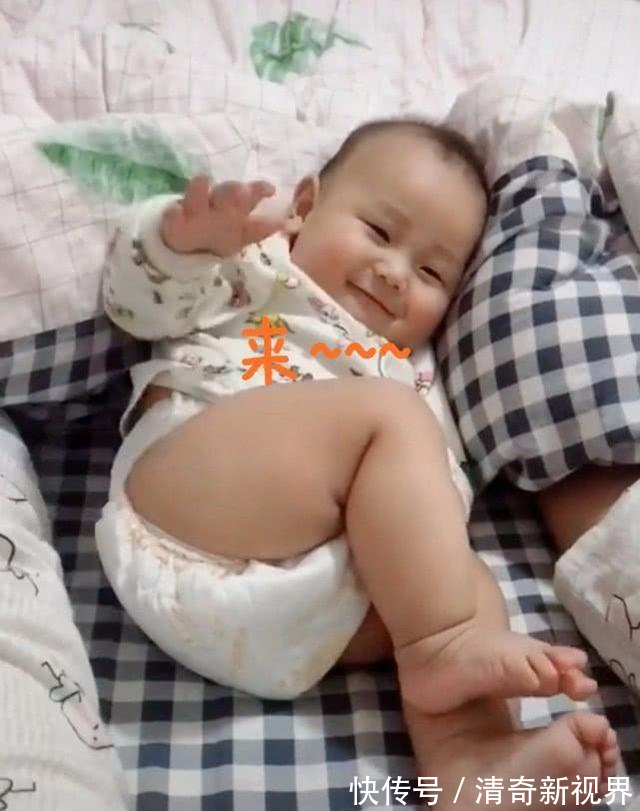 宝妈|萌娃躺床上用“大白腿”撩姐姐火了,网友未来丈母娘来看你啦