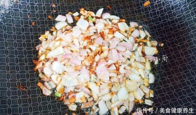 最近孩子最馋这锅饭,饭菜一锅出,省事简单,孩子吃得香,身体棒