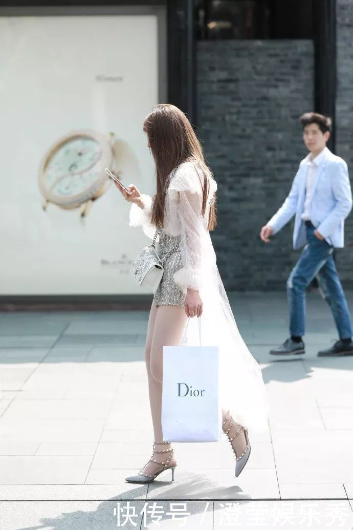 美女一双白色的尖头高跟鞋让她显得清新又浪漫,使她显得更加精致