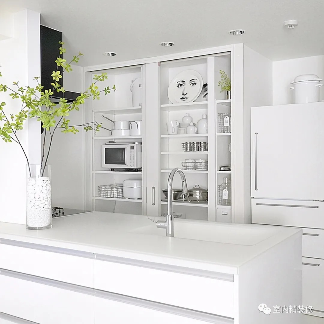 壁柜|为何越来越多厨房不装吊柜了?头次见这种设计,真想回家拆了重装