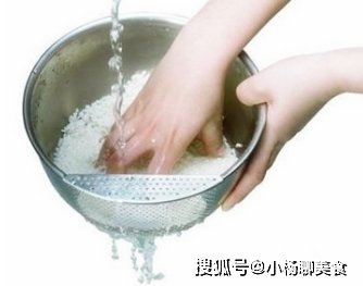 蒸米饭很硬很糙？外婆每次加上它，米饭又软又香，还不粘锅！