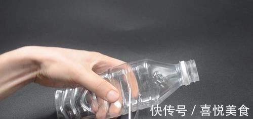 在门口放一个塑料瓶,太聪明了,解决了困扰大家的一大难题,真棒